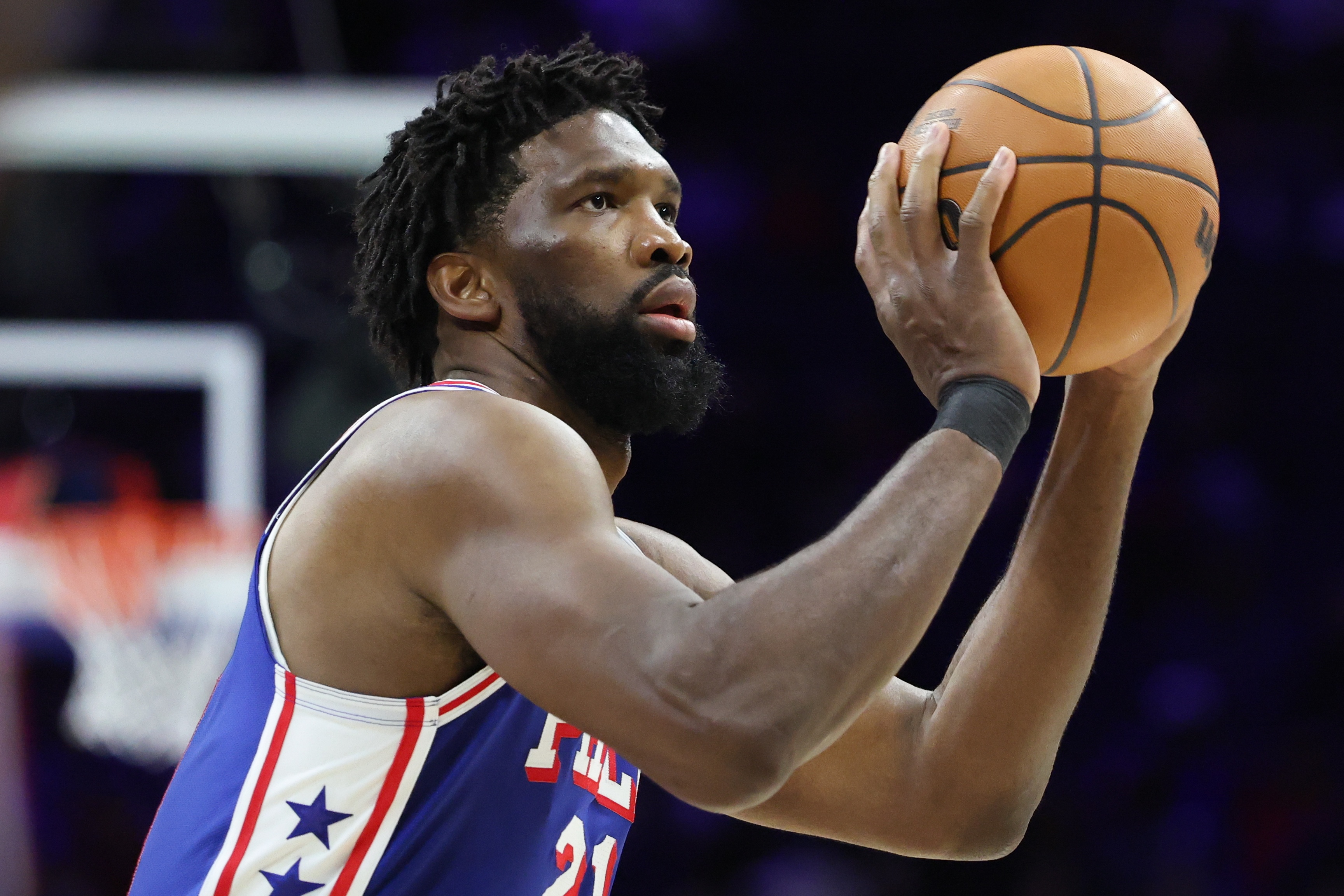 乐鱼app下载-闹麻了！76人单个系列赛两次至少输掉32分 是队史首次